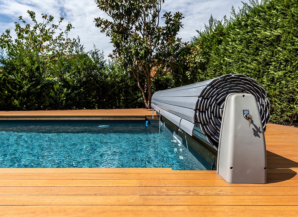 Normgerechte Sicherheitsvorrichtung an einem Swimmingpool einer Villa