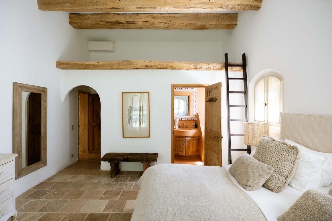 bastide provencal en pierre avec piscine et oliviers2